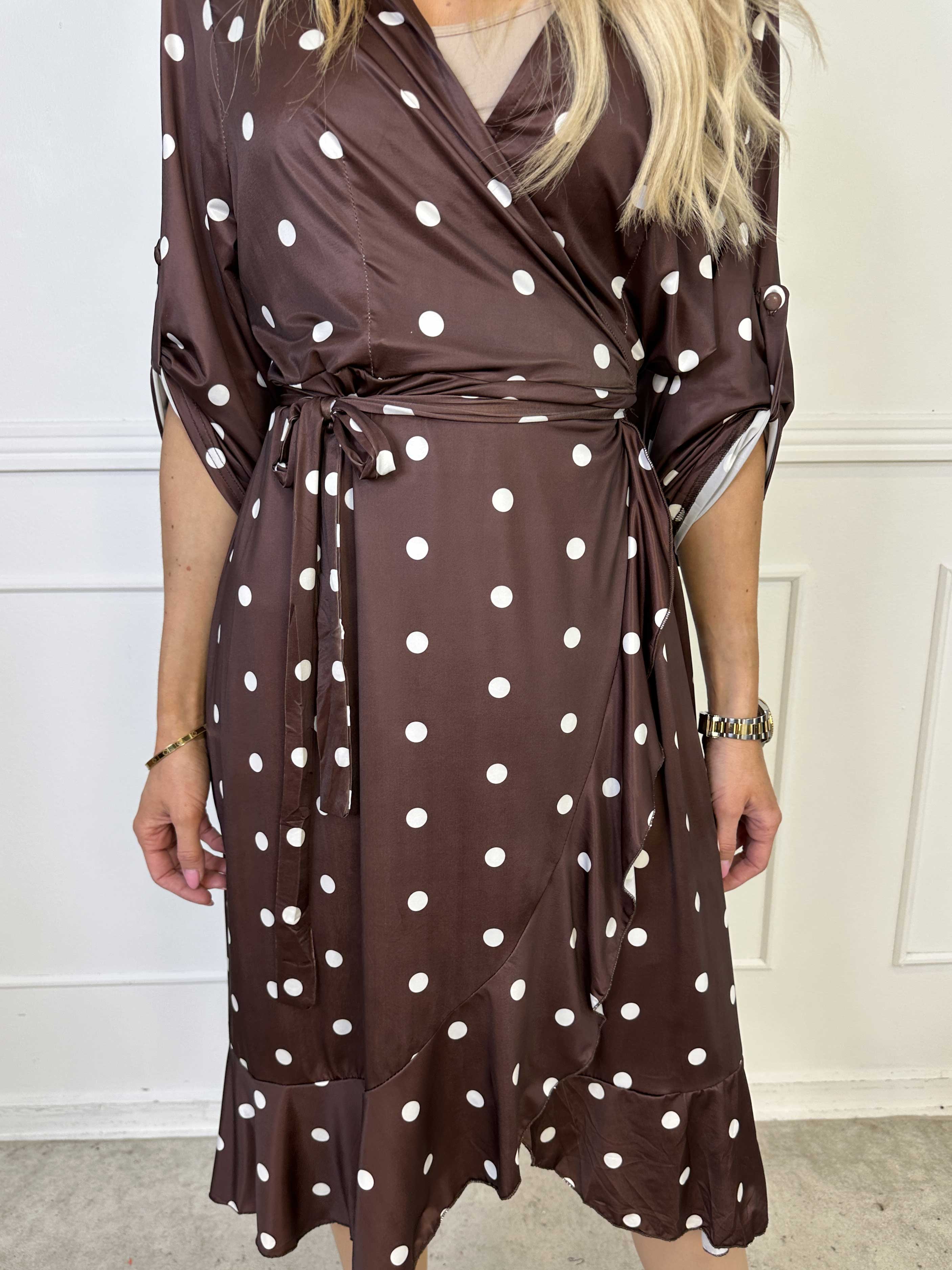 Savina Dot - Elastisk kjole i slå-om-look med prikker og flæsekant